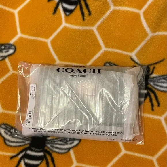 Brand New COACH Green Corner Zip Wristlet With Radish - Picture 3 of 6